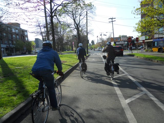 Eastbound on Ravenna Boulevard. Photo by the author.
