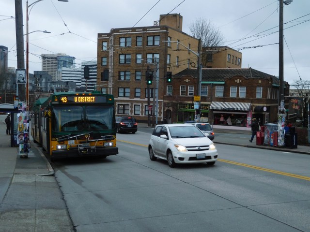 The route 43 at the eastbound Summit Avenue stop on Olive Way. (Photo by the author)